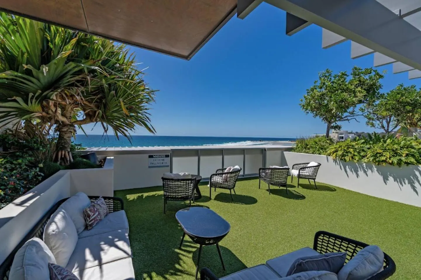 Starlit Palms Chic Poolside Haven By The Beach Guldkusten