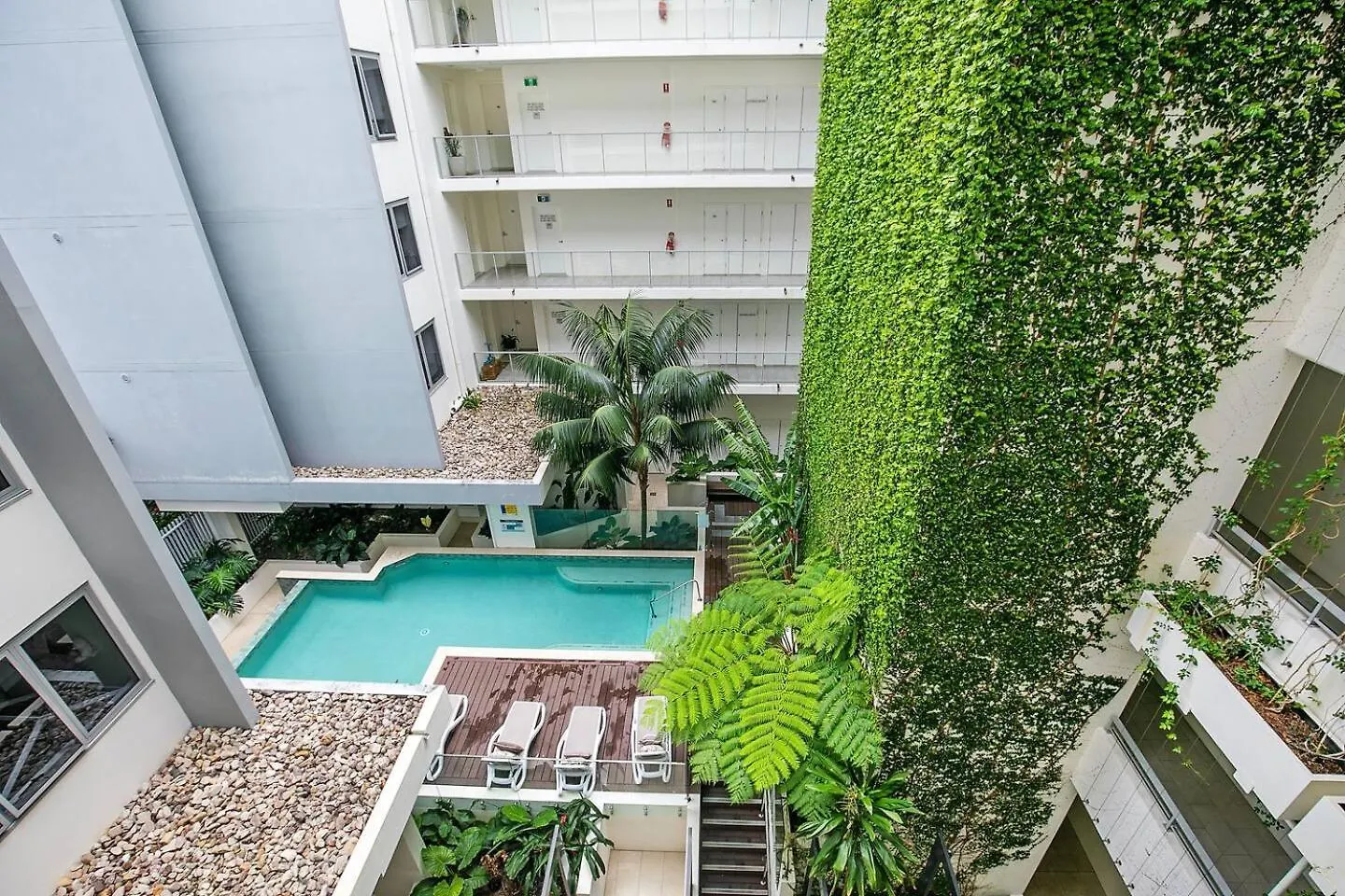 Starlit Palms Chic Poolside Haven By The Beach Gold Coast 0*,